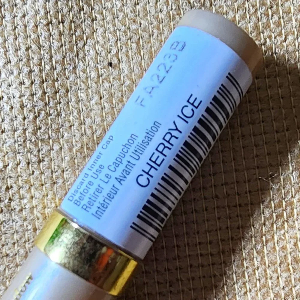 L'Oreal Colour Fresco Cream Eye Shadow Pencil - CHERRY ICE #FA2223B